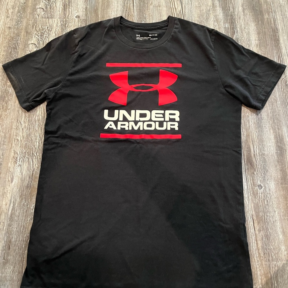 Under Armour Men's Black and Red T-Shirt, loose fit, heatgear, S